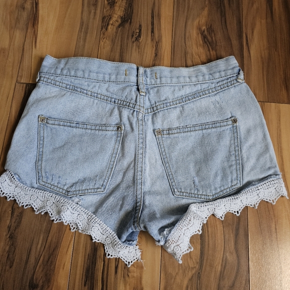 Free People Denim Shorts Scalloped Crochet Lace Trim Distressed Light Wash - Picture 3 of 6
